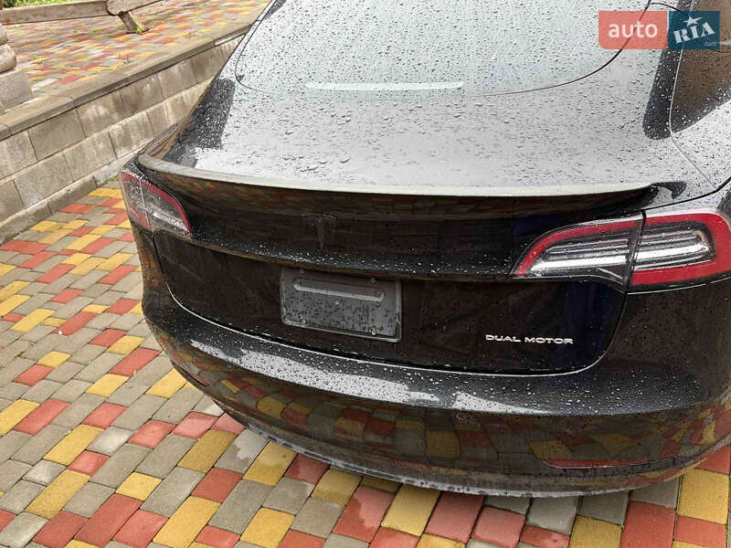 Седан Tesla Model 3 2020 в Ровно