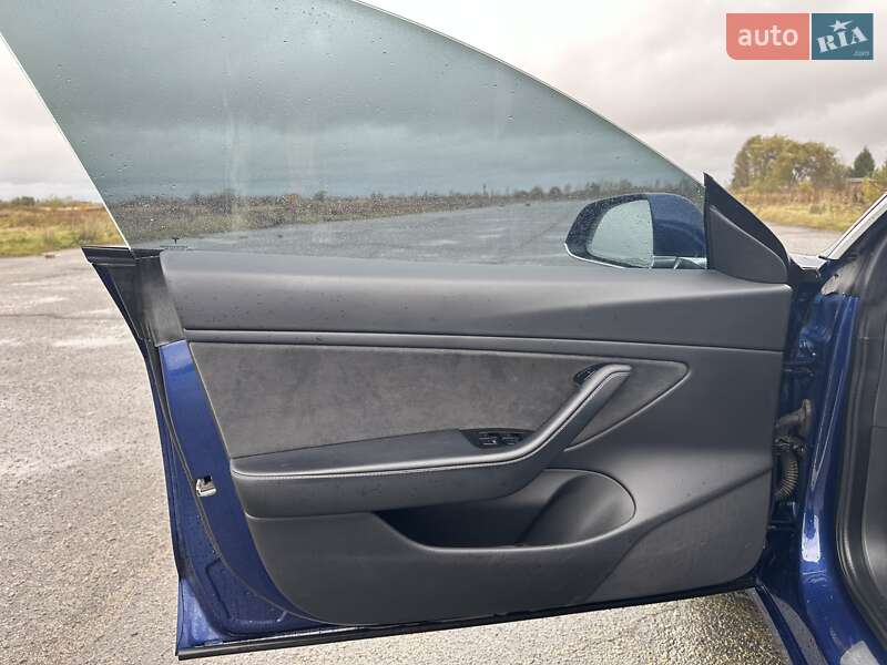 Седан Tesla Model 3 2019 в Березному