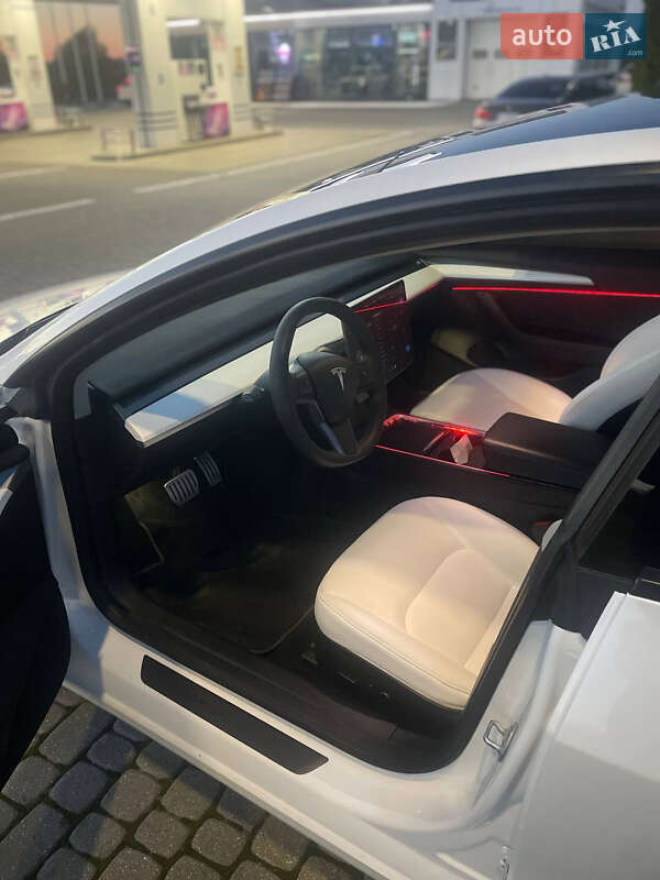 Седан Tesla Model 3 2023 в Львові