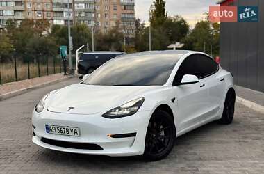 Седан Tesla Model 3 2022 в 