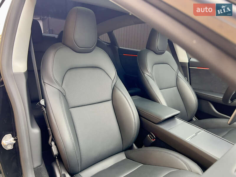 Седан Tesla Model 3 2024 в Олевську