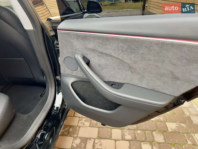 Седан Tesla Model 3 2024 в Олевську
