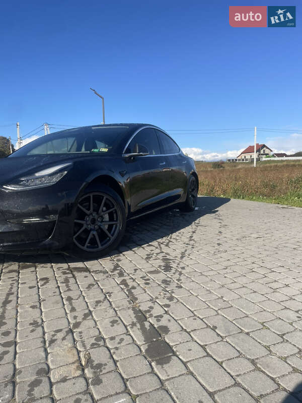 Седан Tesla Model 3 2020 в Львове