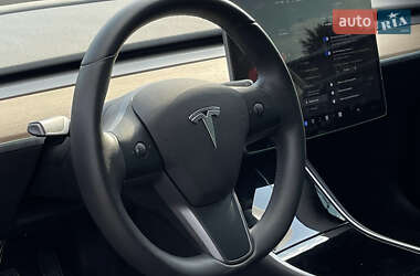 Седан Tesla Model 3 2020 в 