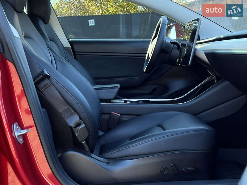 Седан Tesla Model 3 2020 в Луцьку