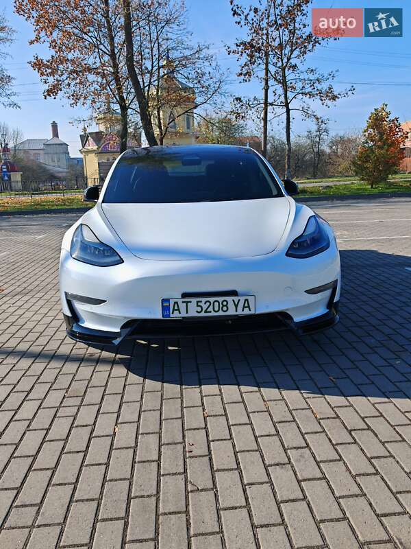 Седан Tesla Model 3 2021 в Коломиї