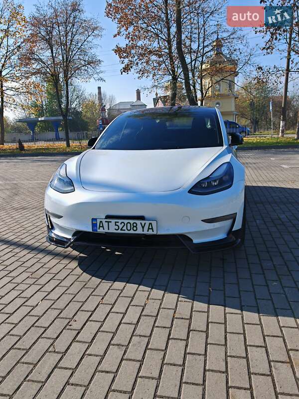 Седан Tesla Model 3 2021 в Коломиї