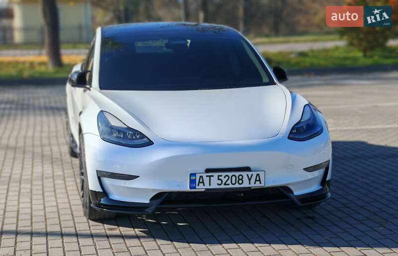 Седан Tesla Model 3 2021 в Коломиї