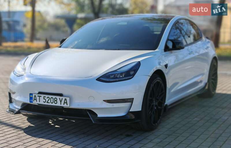 Седан Tesla Model 3 2021 в Коломиї