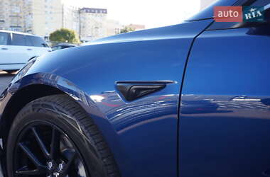 Седан Tesla Model 3 2022 в 