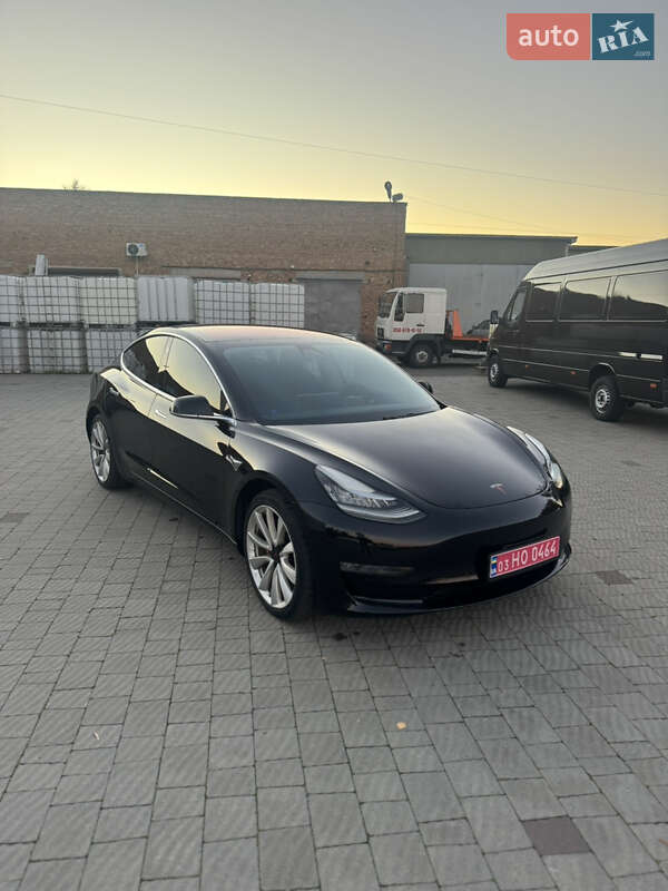 Седан Tesla Model 3 2018 в Володимирі