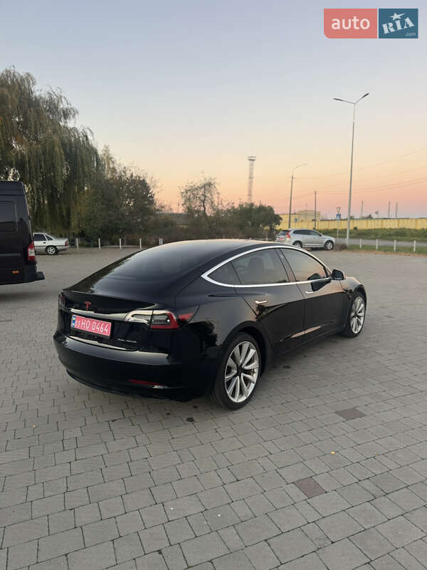 Седан Tesla Model 3 2018 в Володимирі