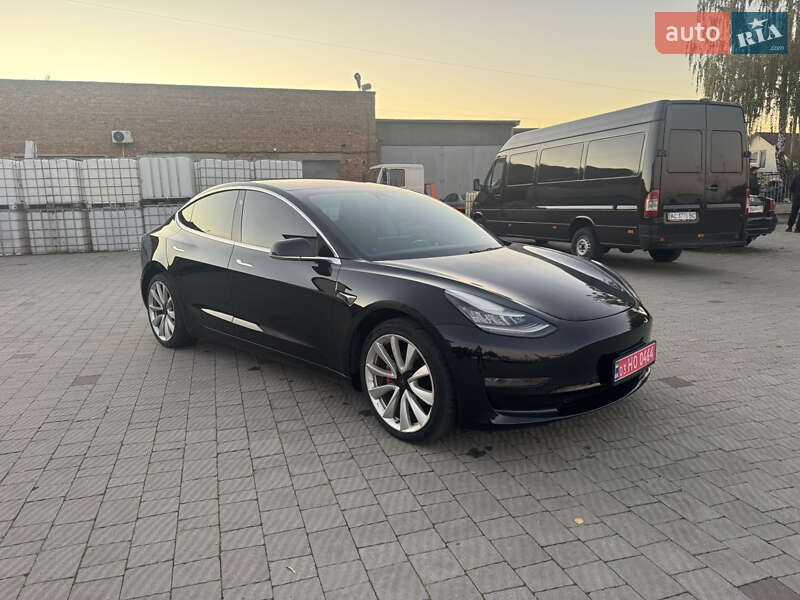Седан Tesla Model 3 2018 в Володимирі