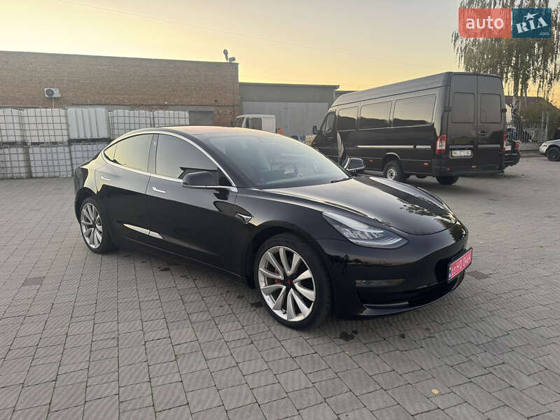 Седан Tesla Model 3 2018 в Володимирі