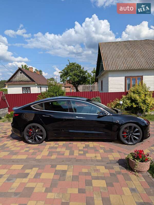 Седан Tesla Model 3 2020 в Березному