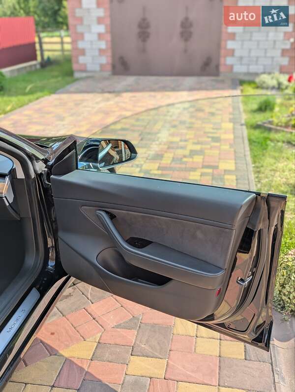 Седан Tesla Model 3 2020 в Березному