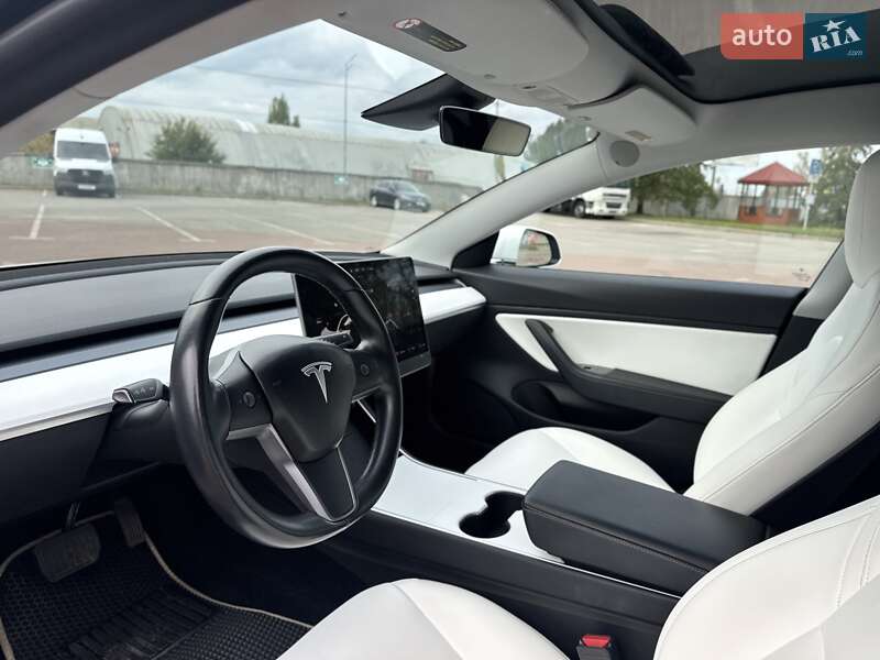 Седан Tesla Model 3 2019 в Киеве