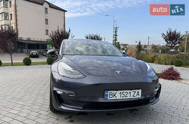 Седан Tesla Model 3 2022 в 