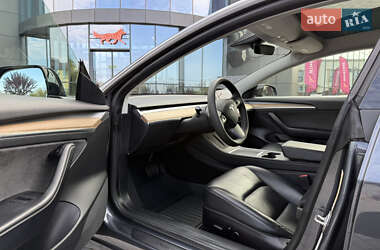 Седан Tesla Model 3 2022 в 