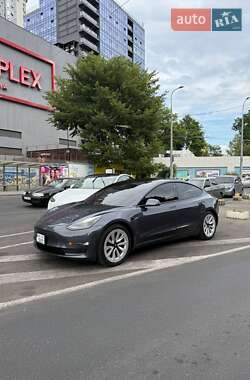 Седан Tesla Model 3 2022 в 