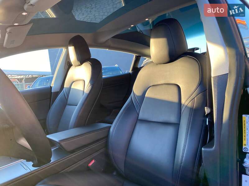 Седан Tesla Model 3 2022 в Львові