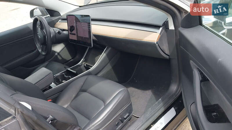 Седан Tesla Model 3 2018 в Львове