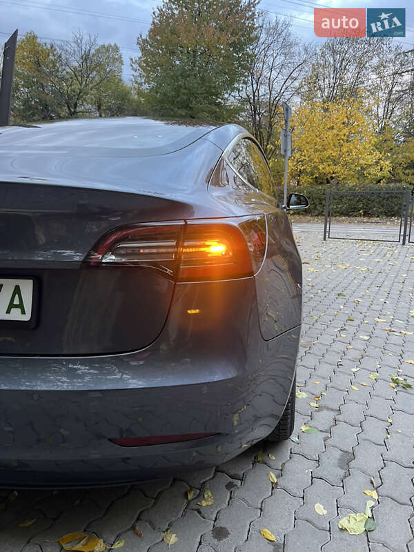 Седан Tesla Model 3 2018 в Ужгороді