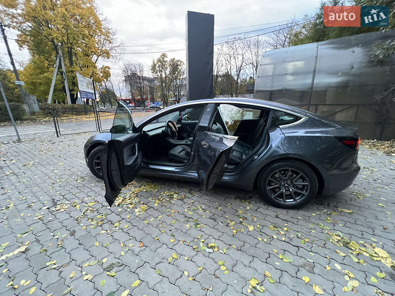 Седан Tesla Model 3 2018 в Ужгороді