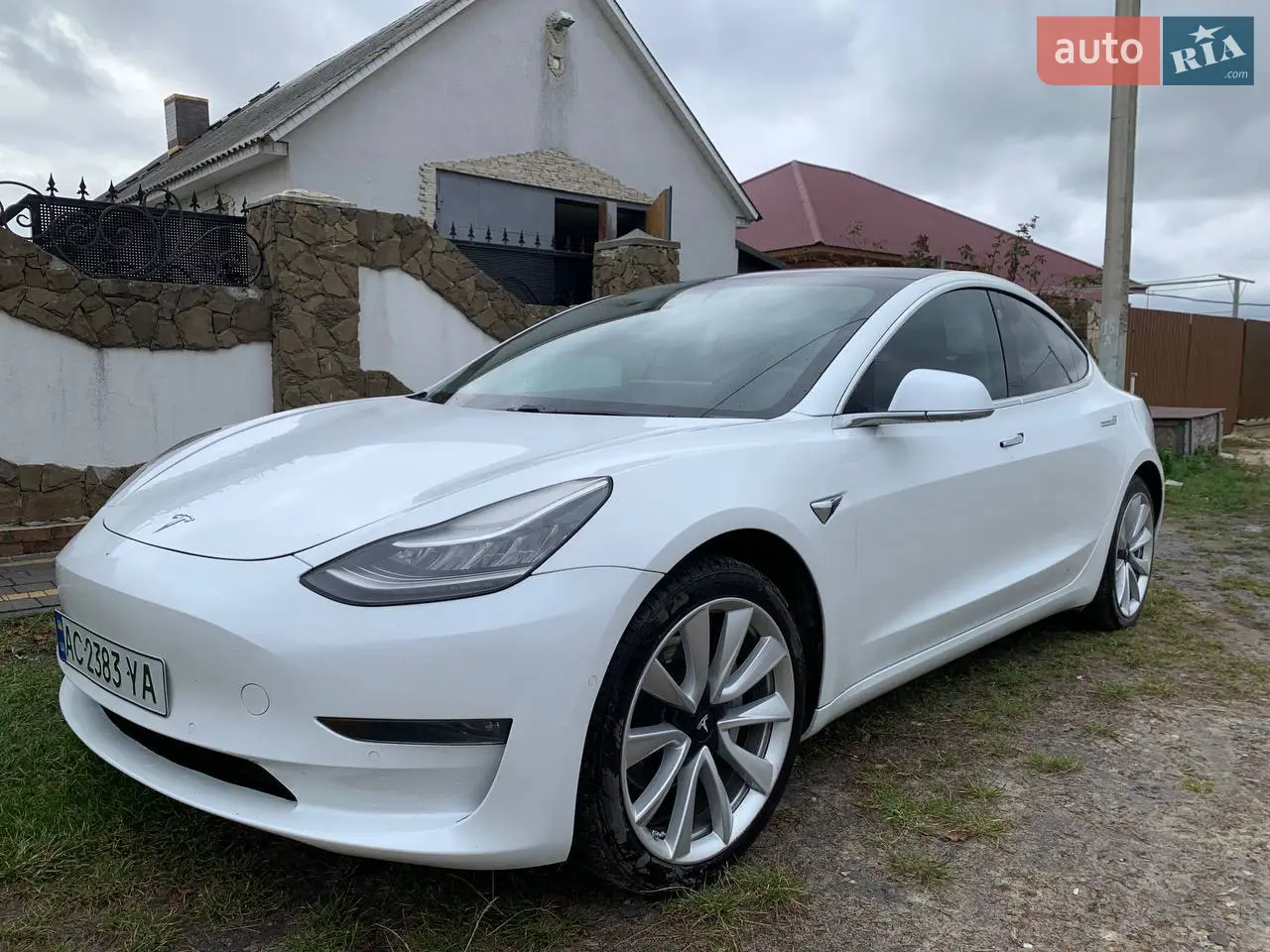 Пропоную автомобіль Tesla Model 3. Рідний пробіг. Повністю обслужений і не вимагає вкладень. Було пошкоджене переднє праве крило, передня права фара та капот, деталі замінені на нові оригінал.с Авто у відмінному стані, як візуально так і технічно.
ТЕЛЕФОНУВАТИ ЗА НОМЕРОМ ТЕЛЕФОНУ