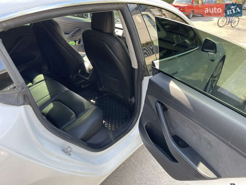 Седан Tesla Model 3 2019 в Львові