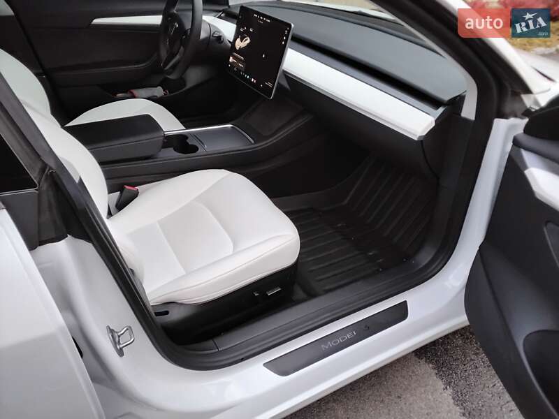 Седан Tesla Model 3 2022 в Виннице