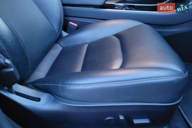 Седан Tesla Model 3 2019 в Києві
