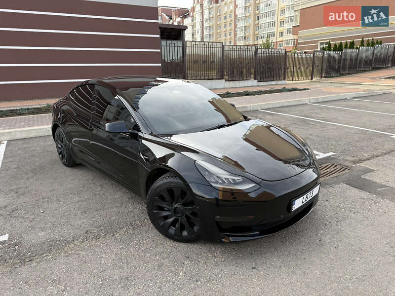 Седан Tesla Model 3 2019 в Умані