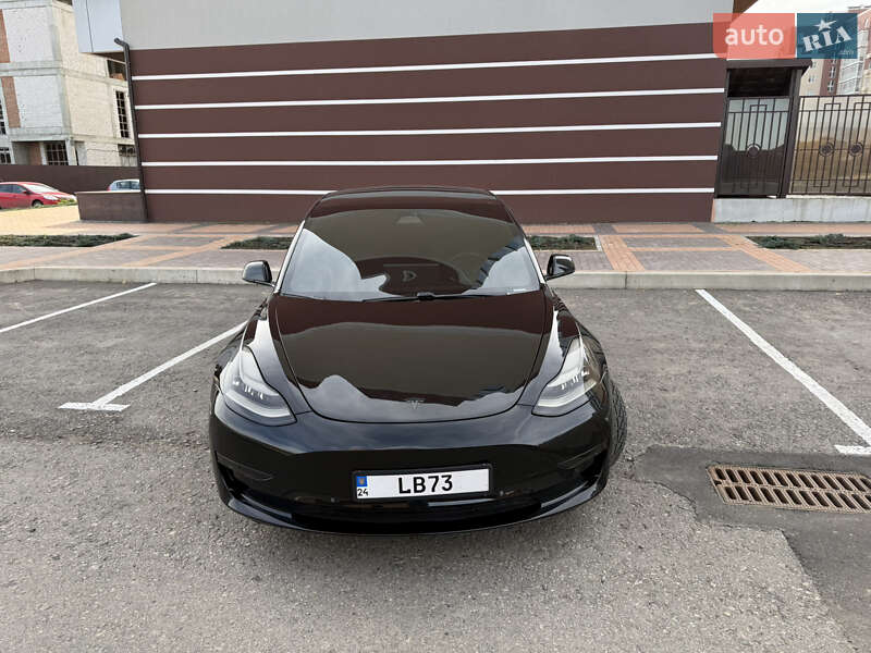Седан Tesla Model 3 2019 в Умані