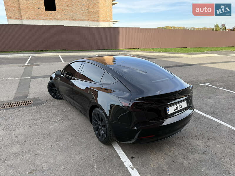 Седан Tesla Model 3 2019 в Умані