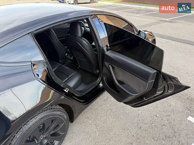 Седан Tesla Model 3 2019 в Умані
