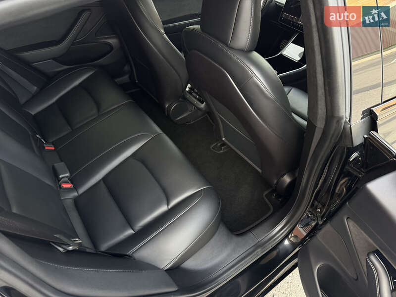 Седан Tesla Model 3 2019 в Умані