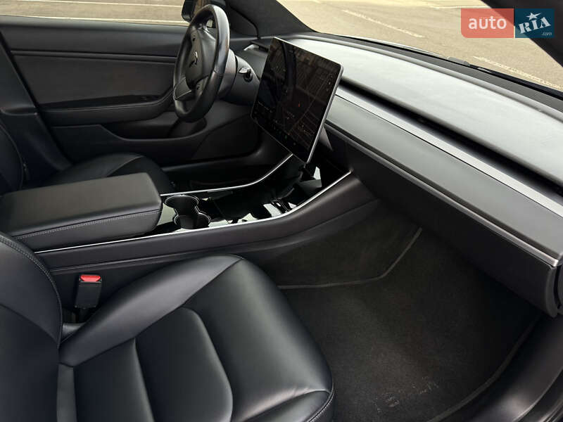 Седан Tesla Model 3 2019 в Умані