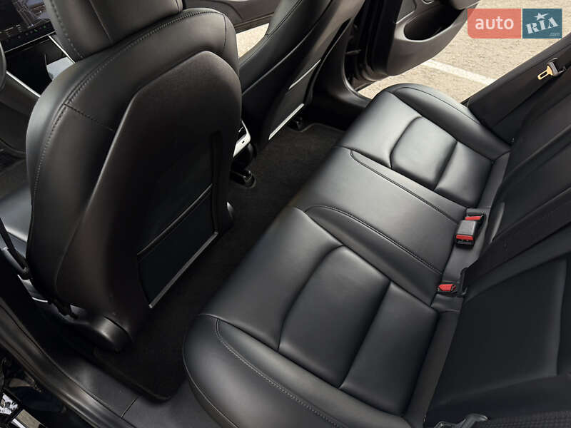 Седан Tesla Model 3 2019 в Умані