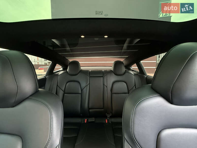 Седан Tesla Model 3 2019 в Умані