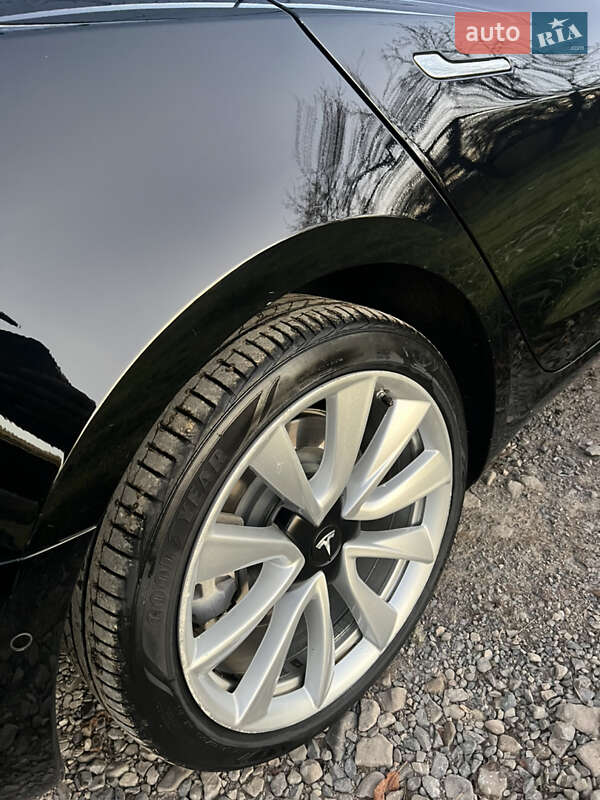 Седан Tesla Model 3 2018 в Долині