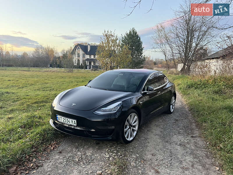 Седан Tesla Model 3 2018 в Долині