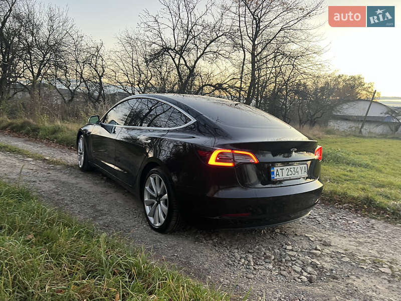 Седан Tesla Model 3 2018 в Долині
