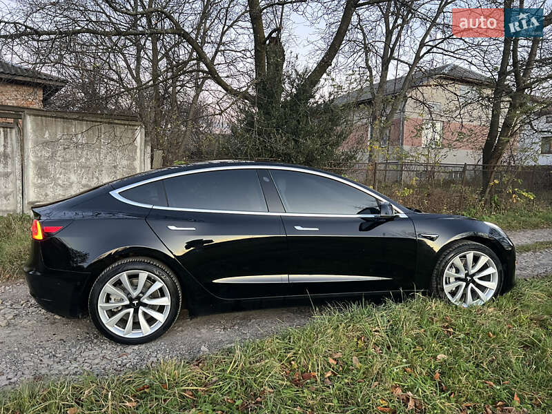 Седан Tesla Model 3 2018 в Долині