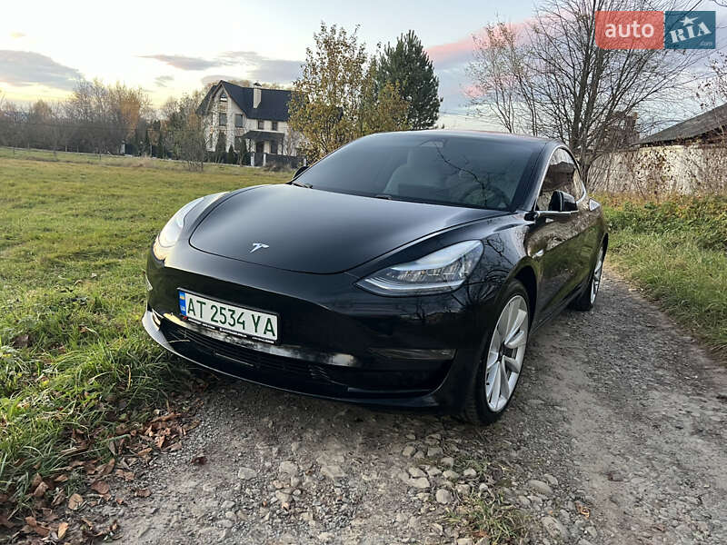 Седан Tesla Model 3 2018 в Долині
