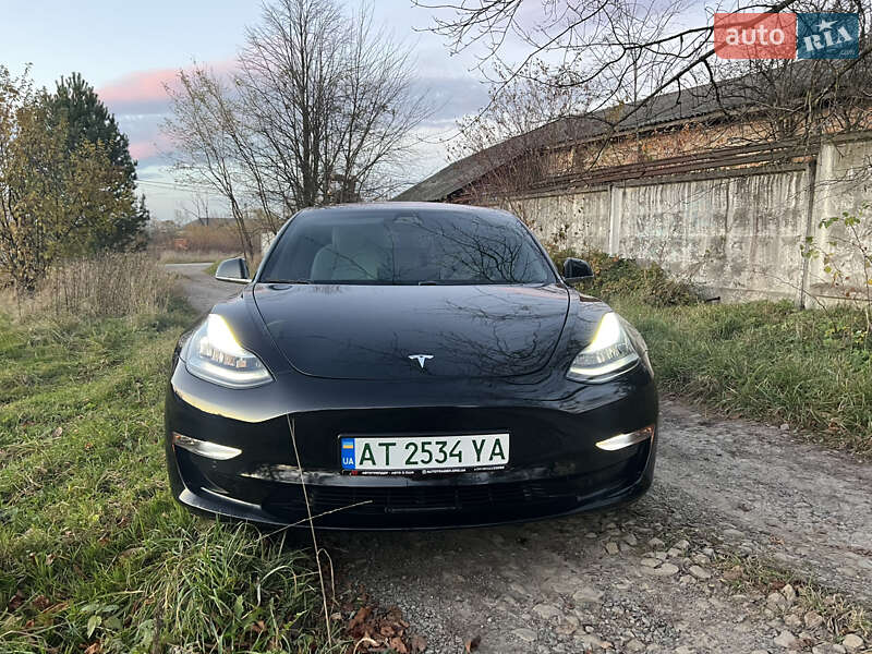 Седан Tesla Model 3 2018 в Долині