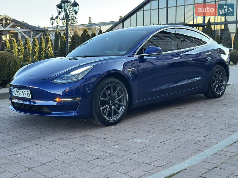 Седан Tesla Model 3 2020 в Стрию