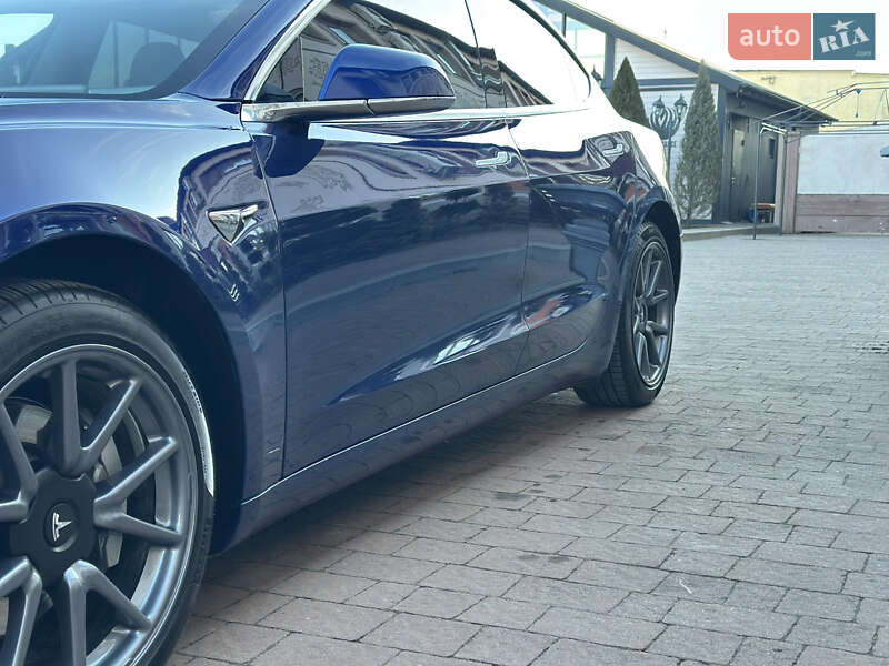Седан Tesla Model 3 2020 в Стрию