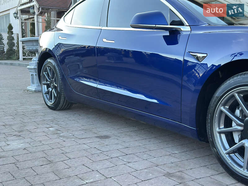 Седан Tesla Model 3 2020 в Стрию