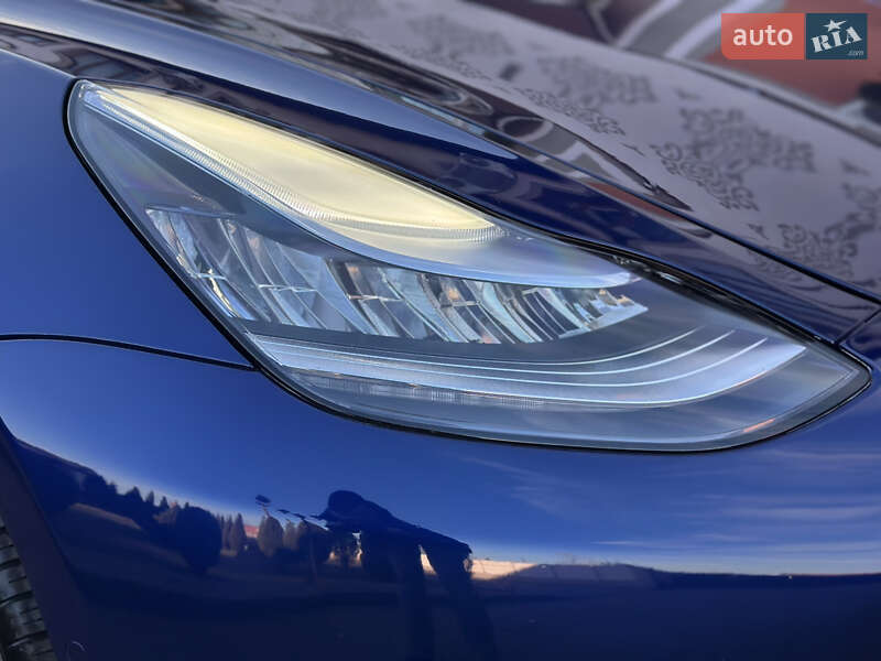 Седан Tesla Model 3 2020 в Стрию